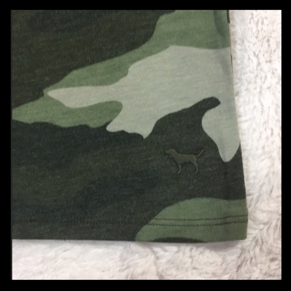 PINK VICTORIA'S SECRET PERFECT V-NECK TEE CAMO - Picture 3 of 3
